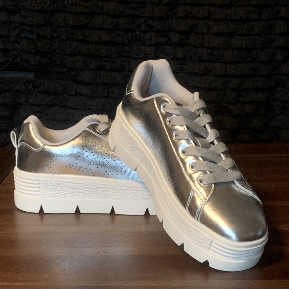NWOT - Roxy Rose Silver Sneaker